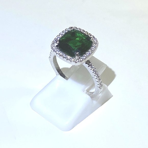 Cushion Cut Synthetic Emerald & Diamond Ring - Size 6 or 8 - Picture 4 of 5